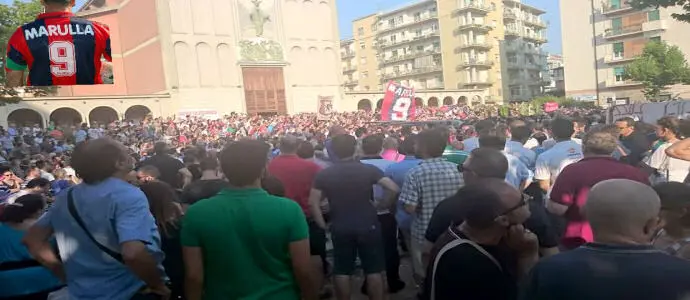 Calcio: l'ultimo saluto a Gigi Marulla, in migliaia ai funerali "Gigi Marulla Vive in Noi"
