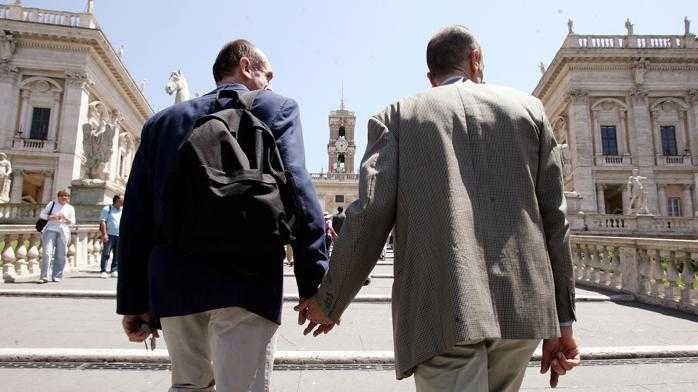 "L'Italia riconosca coppie gay", condanna di Strasburgo. Cassazione, ok cambio sesso senza chirurgia