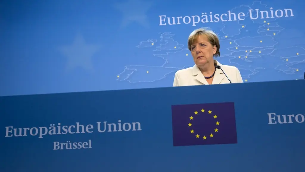 Grecia, Merkel apre sul debito ma "prima il piano di salvataggio". Banche aperte con tetto contanti