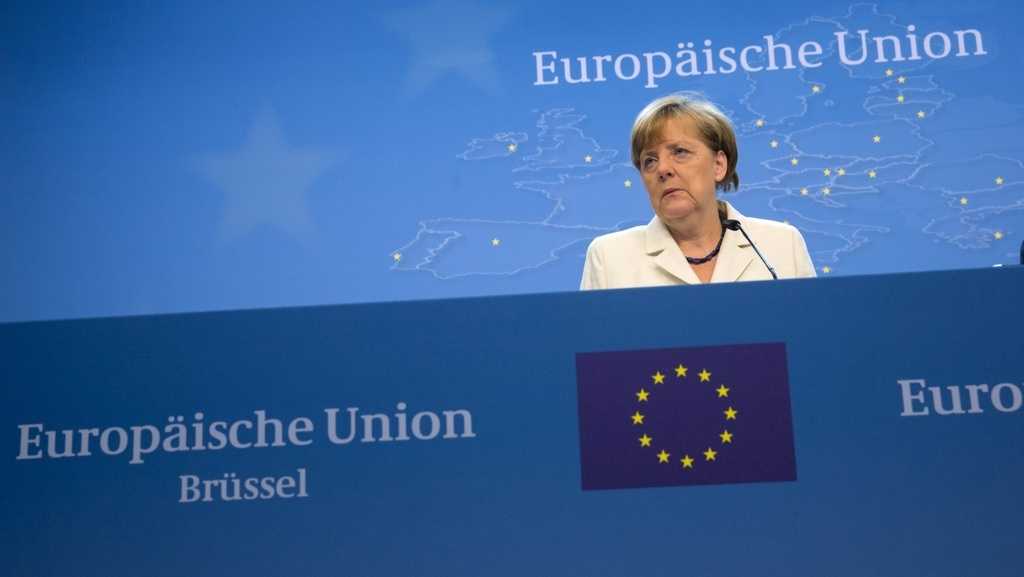 Grecia, Merkel apre sul debito ma "prima il piano di salvataggio". Banche aperte con tetto contanti