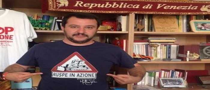 Matteo Salvini critica i provvedimenti annunciati da Renzi durante l'assemblea del Pd all'Expo