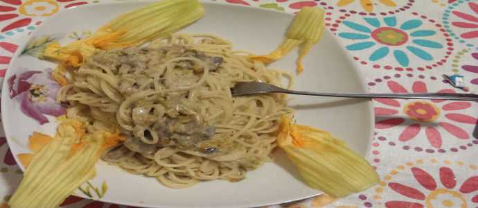 Spaghetti con fiori di zucca