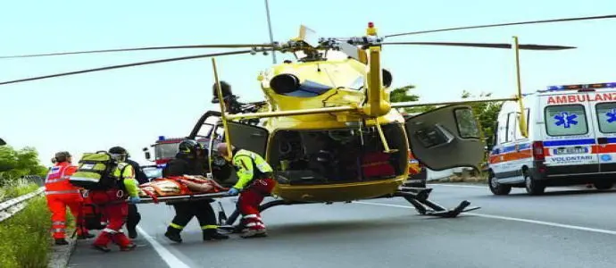 Si tuffa e sbatte contro scoglio, grave 25enne moldava in Calabria