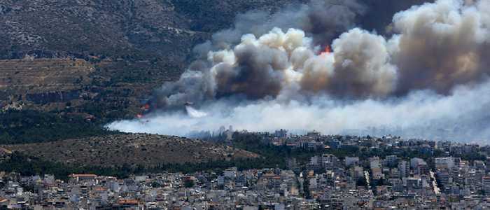 Grecia, incendio alle porte di Atene: 100 persone bloccate in spiaggia