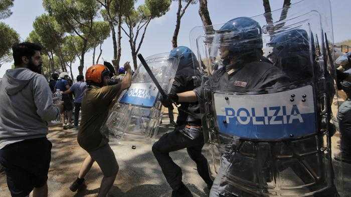Tensione a Roma per l'arrivo dei migranti. Scontri tra Casa Pound e polizia: 14 feriti, 2 arresti