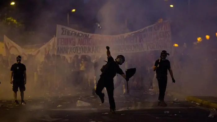 Grecia: sì Parlamento a piano Tsipras, ma Syriza si spacca. Ue, sì a prestito. Scontri in piazza