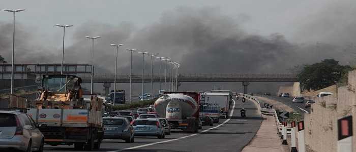 Roma: traffico bloccato sul Gra a causa di un vasto incendio