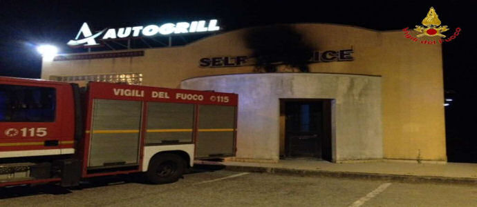 Vigili del Fuoco - Catanzaro: incendio autogrill [Foto]