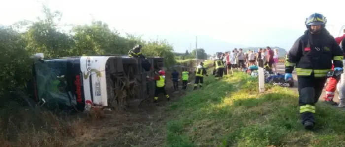 Pullman fuori strada sull'A22: 17 feriti