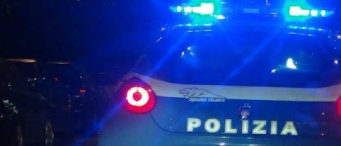 Brescia, fanno sesso nel bagagliaio del Suv ma restano imprigionati nell'auto: salvati dalla polizia