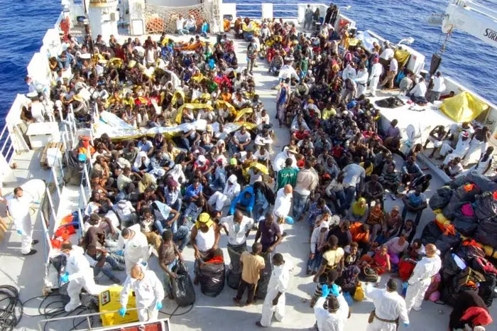 Immigrazione, sbarca a Palermo nave con 717 migranti. A bordo anche 12 salme