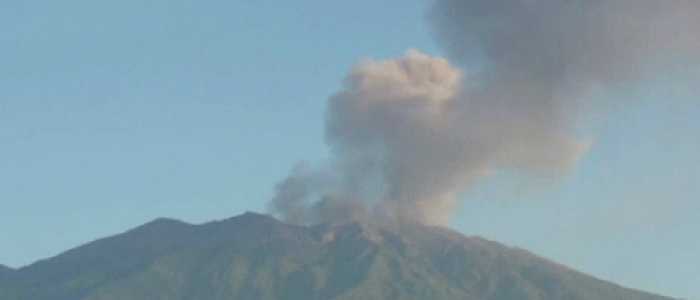 Indonesia, erutta il vulcano Raung, chiusi 5 aeroporti