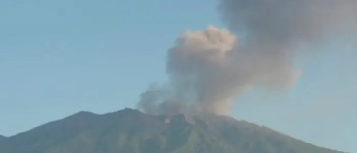 Indonesia, erutta il vulcano Raung, chiusi 5 aeroporti