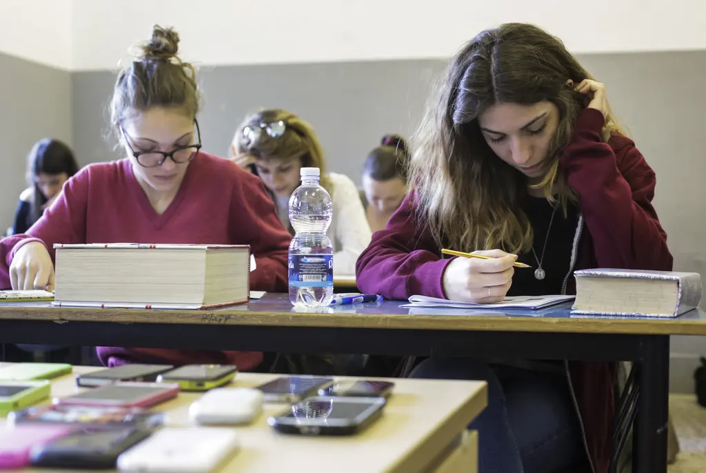 Scuola, la riforma è legge. Caos alla Camera, cartelli della Lega. Renzi "Centomila posti in più"