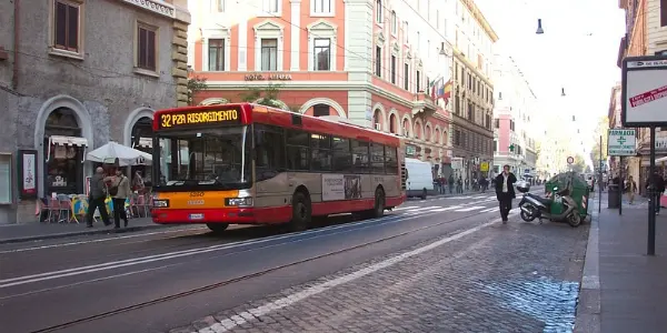 Roma, bimba di 10 anni molestata su bus, aggredita anche la madre della piccola