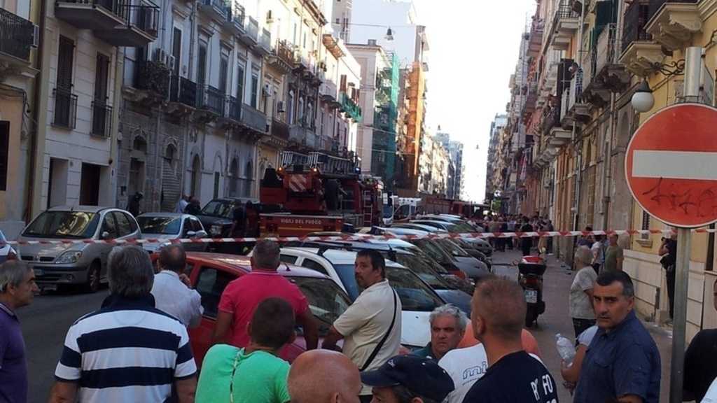 Taranto, esplosione e crollo in un palazzo al centro: un morto e sei feriti, due sono gravi