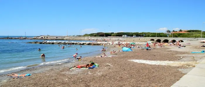 Livorno, donna trovata morta in mare: forse un malore a provocare il decesso