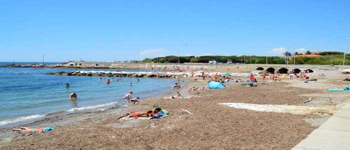 Livorno, donna trovata morta in mare: forse un malore a provocare il decesso