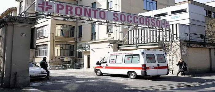 Napoli: auto sbanda e travolge clienti di una cornetteria, due feriti gravi