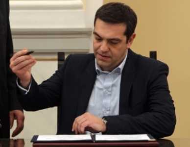 Crisi greca, Merkel: "Aiuti sospesi, aspettiamo il referendum"