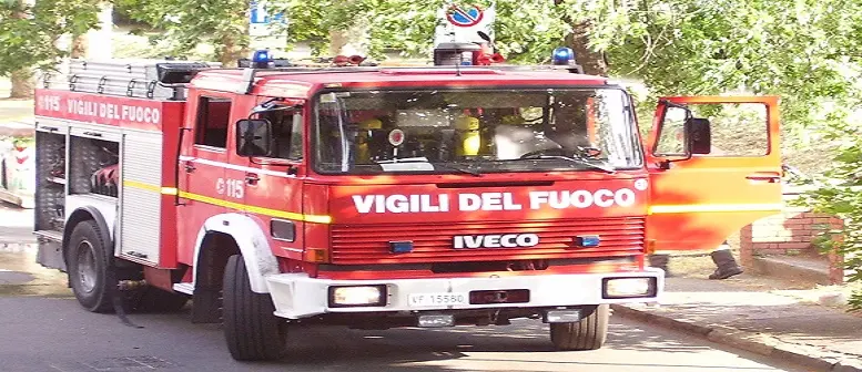 Roma. Incendio in un palazzo a Torre Spaccata