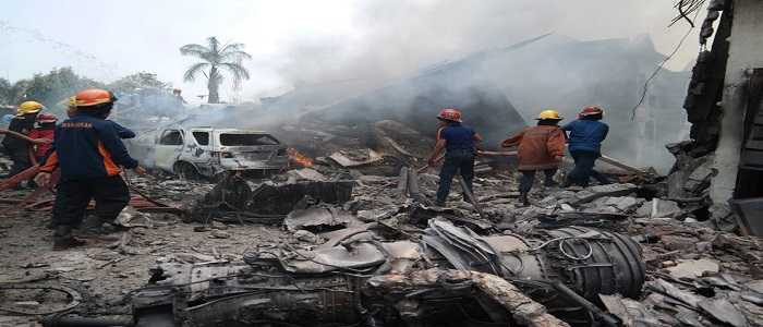 Indonesia, cade aereo militare su abitazioni: parecchi i morti