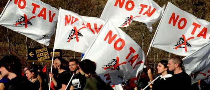 Tensione al corteo NoTav: scontri con la polizia in Val di Susa