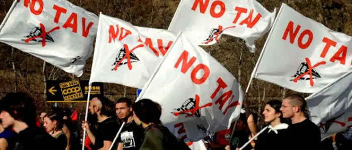 Tensione al corteo NoTav: scontri con la polizia in Val di Susa