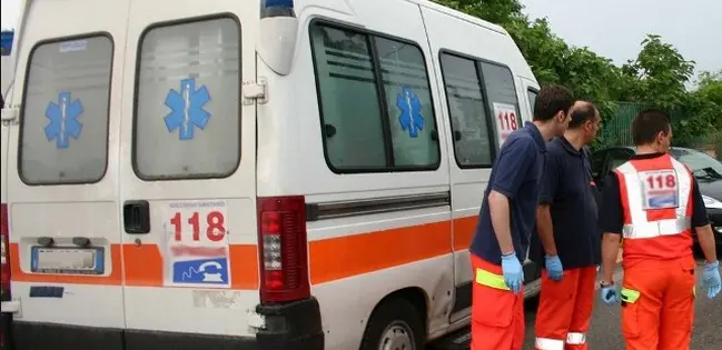 Fano: bambino di 8 anni cade dallo scooter e muore schiacciato sotto il rimorchio di un trattore