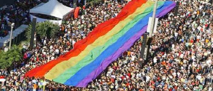 Gay pride: migliaia di persone in strada a Milano e Torino