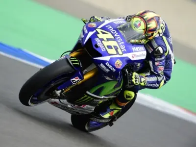MotoGp, ad Assen vince Rossi dopo un acceso duello con Marquez