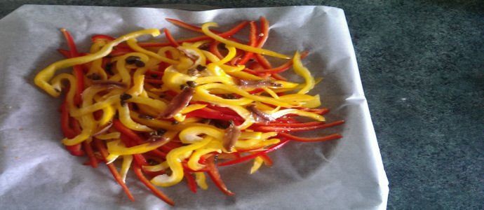 Peperoni acciughe e capperi al forno