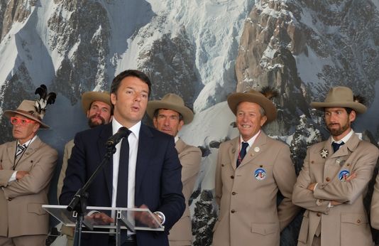 Renzi scherza all'inaugurazione dello Sky Way: "Non invaderemo la Francia"