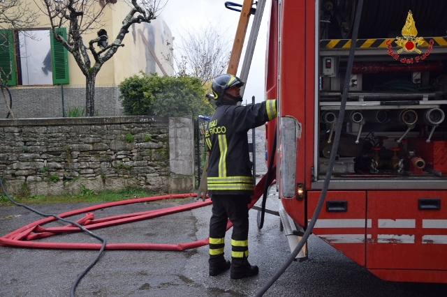 Incendio divampa in un'abitazione: muore una 21enne