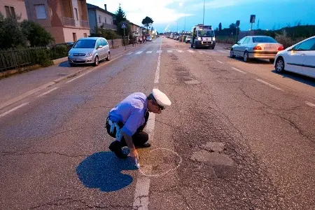 Roma, madre e figlie travolte da un'auto mentre attraversano la strada