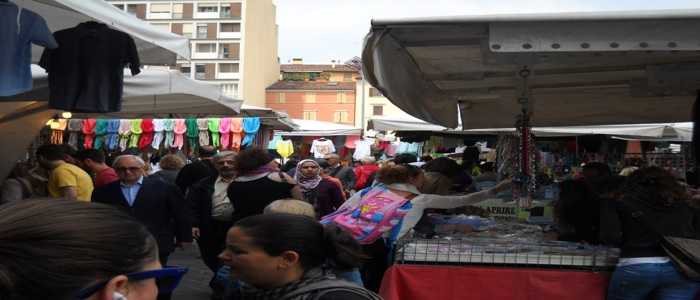 Bologna, venditore ambulante aggredito da 4 uomini: un arresto