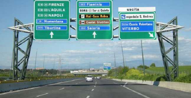 Roma: minibus vuoto ribaltato sul Raccordo, gravi le condizioni del conducente
