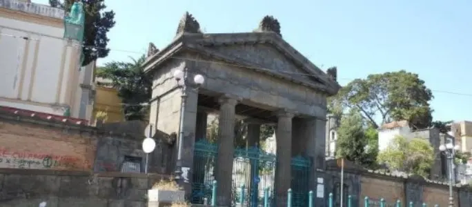 Napoli, rivendevano le cappelle funerarie all'insaputa dei titolari: truffa da 3,2 milioni