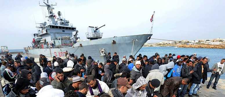 Immigrati: in Calabria sbarcano due navi della Marina Militare per un totale di 1085 migranti