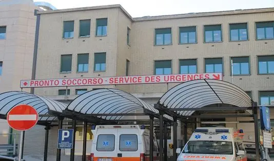 Sarre, statale 26: scontro tra auto e moto, ferito il centauro