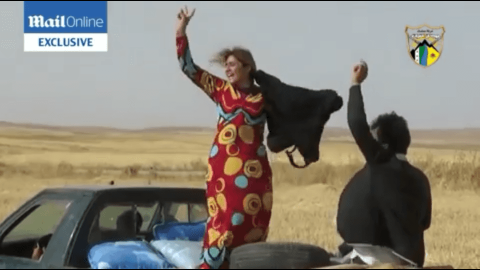 Fuga dal nero Isis: donne siriane liberate vestono i colori della felicità