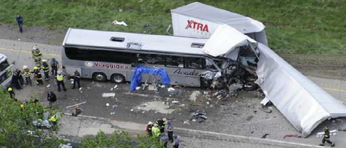 Pennsylvania, tir investe bus di turisti: tra i morti due italiani