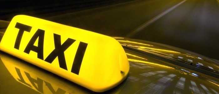 Torino, incidente tra quattro tassisti e un driver Uber. Polemica sulla legalità