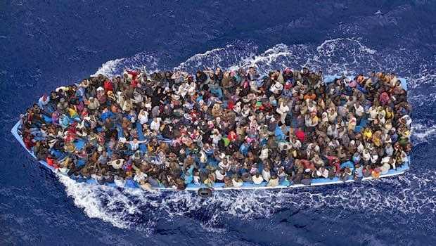 Tragedia nel mar Mediterraneo: naufragio gommone con 17 cadaveri.Oltre 4000 migranti tratti in salvo