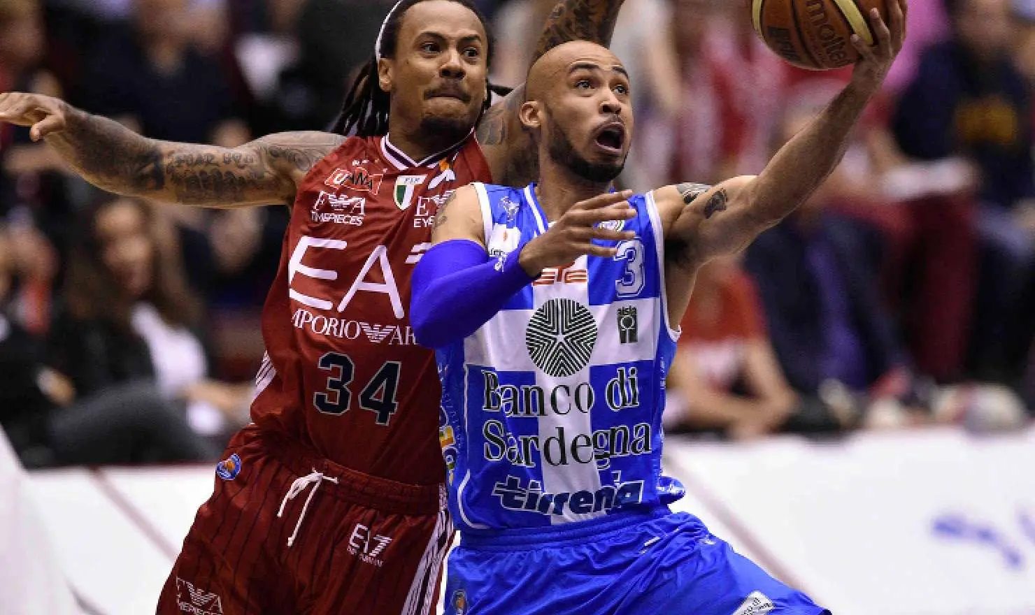 Basket, prova di forza della Dinamo. In casa dell'Olimpia Milano, Sassari si aggiudica la Gara 1