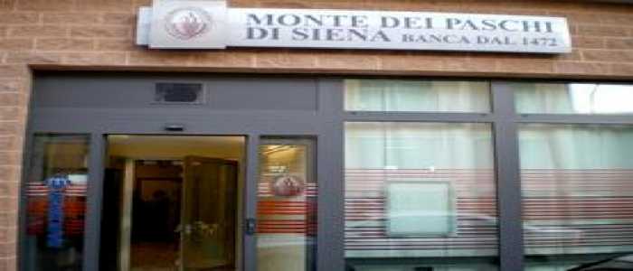 Vicarello, rapinano una banca minacciando gli impiegati con il taglierino: 5000 euro la refurtiva