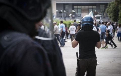 Lazio-Roma, due tifosi accoltellati fuori all'Olimpico