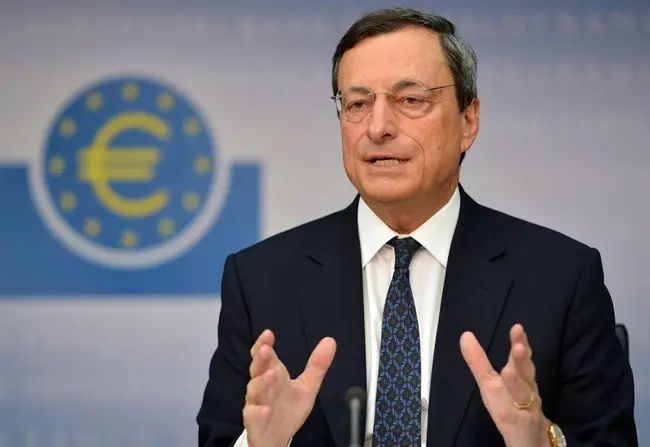 Draghi: «Le divergenze strutturali minacciano il futuro dell'euro. Non abbassare la guardia»