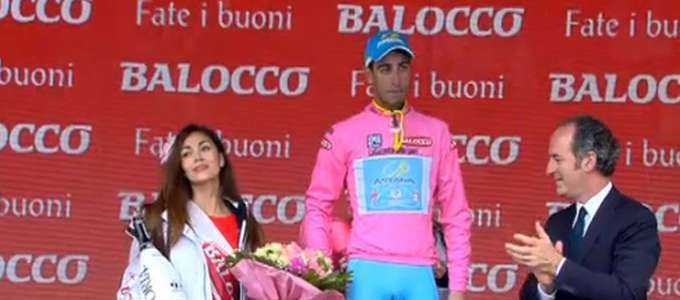 Giro d'Italia, Sacha Modolo si aggiudica la 13°tappa. Fabio Aru è la nuova maglia rosa