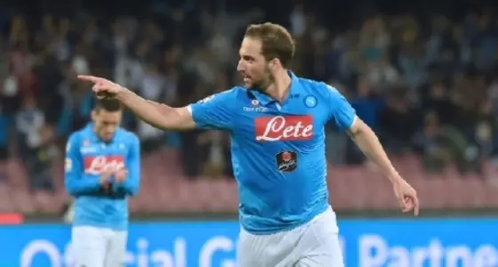 Napoli, Gonzalo Higuain resta in azzurro
